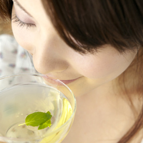 フレーバーティーを飲む女性